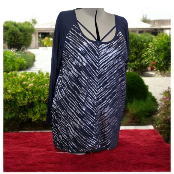 Go from a Night Out to a Workout with this LIVI 26/28 long sleeve tunic - Picture 2 of 4